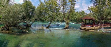 Manavgat Şelalesi 'nin tepesindeki Manavgat Nehri' nin yanında yaz mevsiminde bir manzara