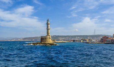 Girit, Chania 'daki ana liman ve marina girişinin parlak güneşli bir günde görüntüsü.