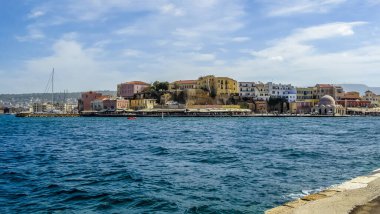 Girit, Chania 'daki ana liman ve marina girişinin karşısındaki parlak güneşli bir günde