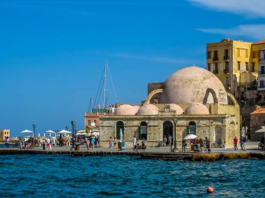 Güneşli bir günde Girit, Chania 'daki yat limanı manzaralı.