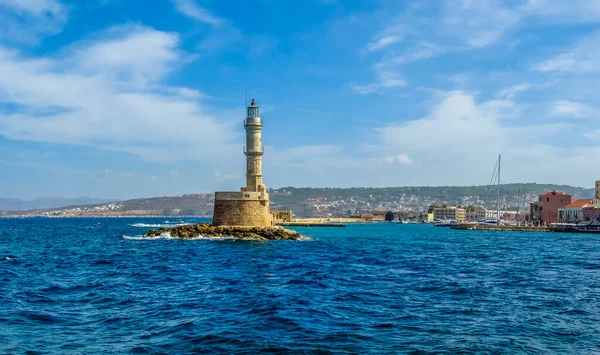 Girit, Chania 'daki ana liman ve marina girişinin parlak güneşli bir günde görüntüsü.