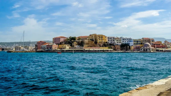 Girit, Chania 'daki ana liman ve marina girişinin karşısındaki parlak güneşli bir günde