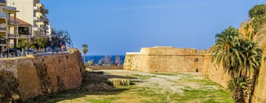 Venedik kalesinin aşağısından Chania, Girit limanına parlak güneşli bir günde bir manzara.
