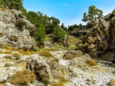 Güneşli bir günde Girit, Chania yakınlarındaki Imbros Boğazı 'nın dengesiz yolu.