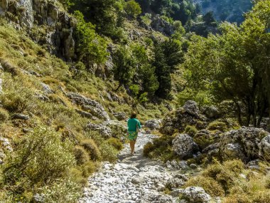 Güneşli bir günde Girit, Chania yakınlarındaki Imbros Boğazı 'nın daha derin kısmına yaklaşıyoruz.