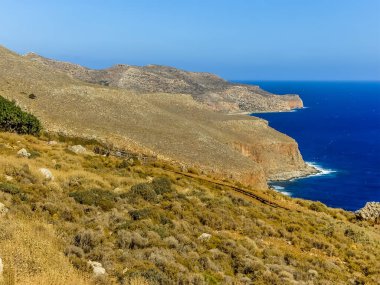 Balos Sahili 'ne giden yarımadadan geçen manzara güneşli bir günde Girit' te.