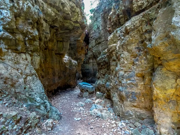 Güneşli bir günde Girit, Chania yakınlarındaki Imbros Boğazı 'nda patikanın en dar kısmı.