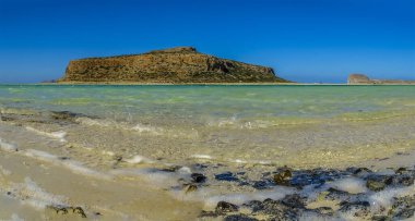 Balos Sahili kıyılarından ve gök mavisi göllerden aydınlık güneşli bir günde Girit 'in manzarası.