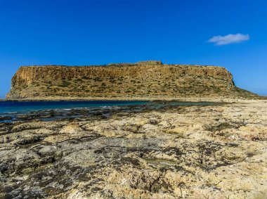 Balos Sahili 'nin kayalık kıyısında, Girit' te güneşli bir günde