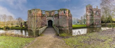 Güneşli bir günde İngiltere 'nin Kirby Muxloe kentindeki bir kalenin harabelerine doğru bir manzara.