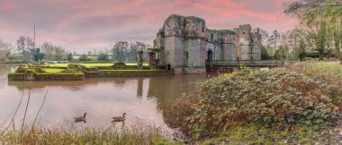 İngiltere 'nin Kirby Muxloe şehrinde bir kalenin yıkıntılarına doğru günbatımının manzarası
