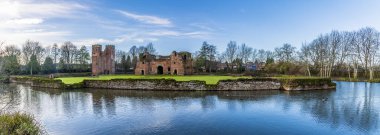 Güneşli bir günde İngiltere 'nin Kirby Muxloe kentindeki kale harabelerine bakan bir panorama manzarası