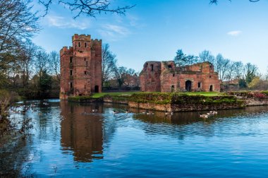 Güneşli bir günde İngiltere 'nin Kirby Muxloe kentindeki kalenin köşe manzarası yıkılıyor.