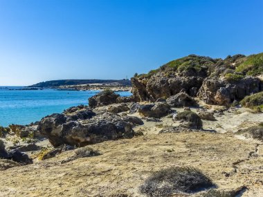 Elafonissi sahilindeki kayalık kıyı şeridi boyunca bir manzara, Girit