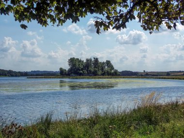 Yazın Leicestershire, Eyebrook Reservoir 'da çerçeveli bir manzara.
