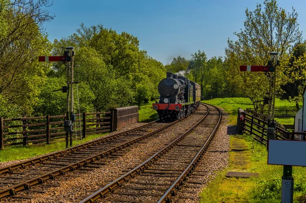 Een Stoomtrein Nadert Signalen Een Spoorlijn Sussex Verenigd Koninkrijk Een — Stockfoto