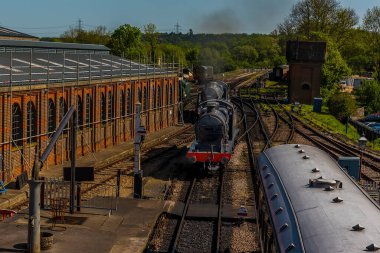 Güneşli bir yaz gününde İngiltere 'deki bir tersanede trenler yön değiştiriyor.