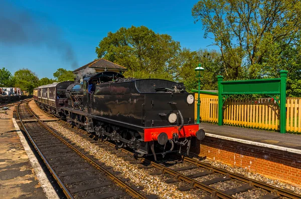 Tren Vapor Que Pasa Por Una Estación Hacia Tramo Vía — Foto de Stock