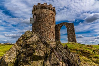 Bradgate Park, Leicestershire 'daki Charnian kayalarının bir çıkıntısındaki piroklastik madde çökeltisinden oluşan kaya tabakasının bir görüntüsü, bunlar Birleşik Krallık' taki en eski kayalardan bazıları (560 milyon).
