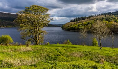 Derwent Vadisi, Derbyshire, İngiltere 'deki Ladybower Barajı' nın karşısından yaklaşan bir fırtınaya bakan manzara.