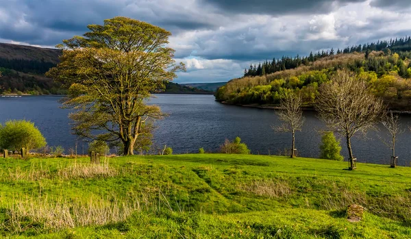 더비셔의 Ladybower 건너편의 전망은 다가오는 폭풍을 — 스톡 사진