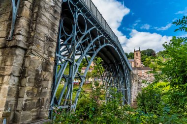 Kasabada inşa edilen ve adının Ironbridge, Shropshire olduğu ilk demir köprü. İngiltere