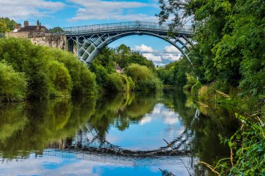 Ironbridge, Shropshire, İngiltere 'deki Severn Nehri üzerindeki köprünün manzarası.