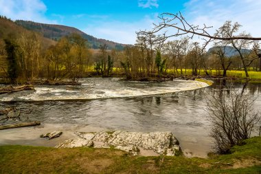 Kış mevsiminde Galler, Llangollen yakınlarındaki Horseshoe Falls 'un yakın çekim görüntüsü.