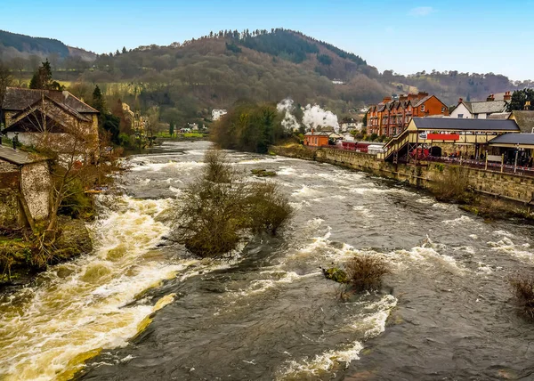 Μια Θέα Από Γέφυρα Llangollen Προς Τον Παλιό Σιδηροδρομικό Σταθμό — Φωτογραφία Αρχείου