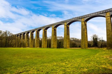 Llangollen, Galler yakınlarındaki Ellesmere Kanalı 'nda Pontcysyllte Aqueduct' un (dünyanın en yüksek kanalı) 18 taş kemeri ve demir yalağının manzarası.