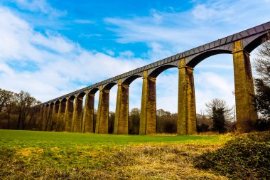 Llangollen, Galler yakınlarındaki Ellesmere Kanalı 'nda Pontcysyllte Aqueduct' un (dünyanın en yüksek kanalı) etkileyici 18 taş kemeri ve demir yalağı.