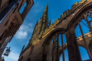 Coventry, İngiltere 'deki St. Michaels Katedrali' nin kalıntılarının manzarası.