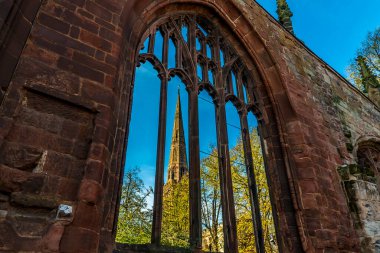 Coventry, İngiltere 'deki St. Michaels Katedrali' nin kalıntılarından bir manzara.