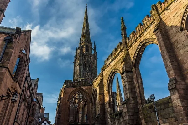 Coventry, İngiltere 'deki St. Michaels Katedrali' nin yıkıntıları ve kemerleri.