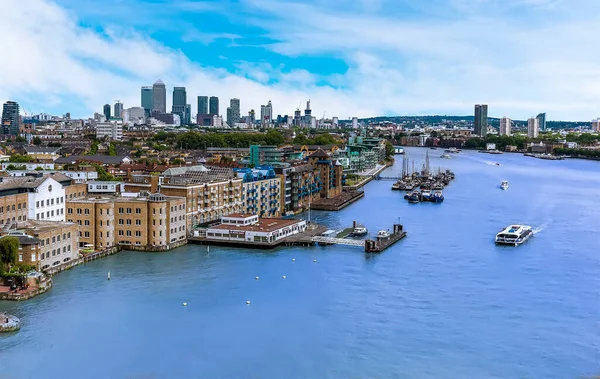 英国ロンドンのタワーブリッジからテムズ川を東から遠くのカナリーワーフへ望む — ストック写真
