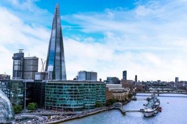 Thames Nehri 'nden batıya doğru Londra' daki Tower Köprüsü 'nden Çömlek' e doğru bir manzara.