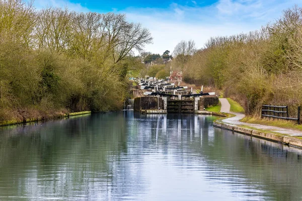 A view across the storage reservoir up the staircase of locks at Hatton Locks, UK on a winters day — Stock Image View Storage Reservoir Staircase Locks Hatton Locks Winters Day Royalty Free Stock Photos