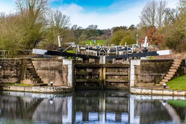 A view up the staircase of locks at Hatton Locks, UK from the storage reservoir on a winters day — Stock Image View Staircase Locks Hatton Locks Storage Reservoir Winters Day Stock Image
