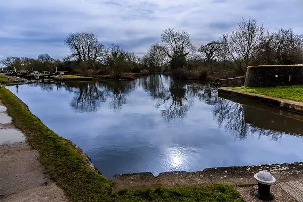 A view across the storage reservoir in the staircase of locks at Hatton Locks, UK at sunset on a winters day — Stock Image View Storage Reservoir Staircase Locks Hatton Locks Sunset Winters Day Stock Picture