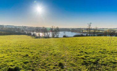 Güneşe bakan yeni ekilmiş tarlalardan Smeet Westerby yakınlarındaki Saddington Rezervuarı 'na doğru parlak bir kış günü.