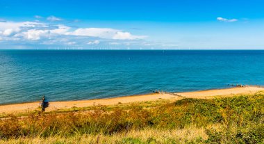 Tankerton 'dan yazın Thames nehri boyunca bir manzara.