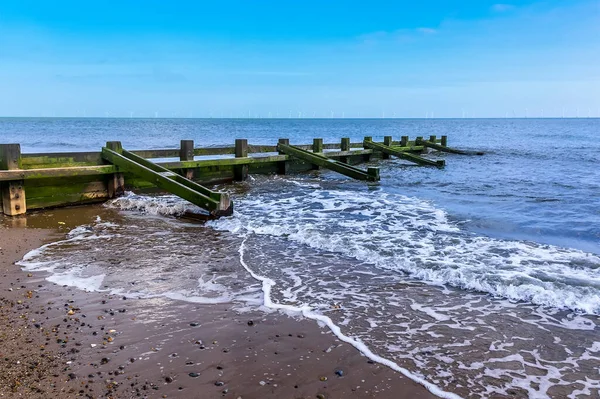 Ljumske Sträcker Sig Havet Skegness Strand Storbritannien Sommaren Med Vindpark — Stockfoto