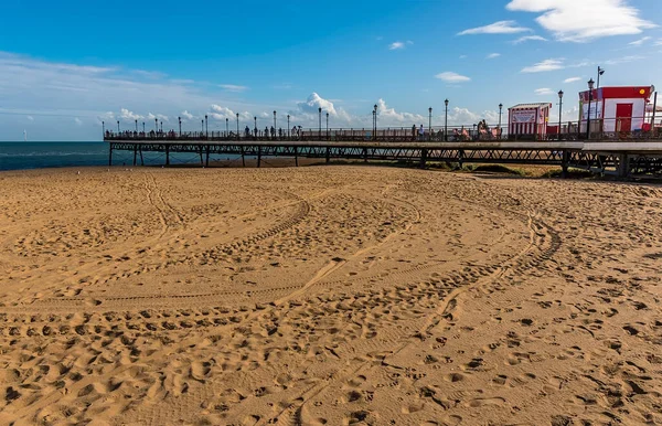 夏に英国の1マイルの長さのSkegness桟橋の3分の1の切り捨てられた遺跡 — ストック写真