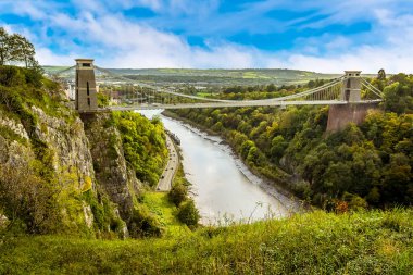 Bristol 'a doğru uzanan Avon geçidini ve parlak bir sonbahar gününde uzanan Clifton Askı Köprüsü' nü gören bir manzara