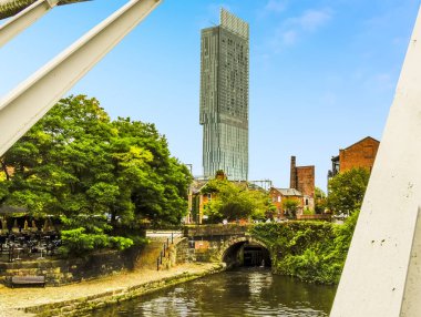 Castlefield, Manchester, İngiltere 'deki yenilenmiş Viktorya Kanal Sistemi' nde eski ve yeni şehri gösteren bir kanal köprüsü manzarası