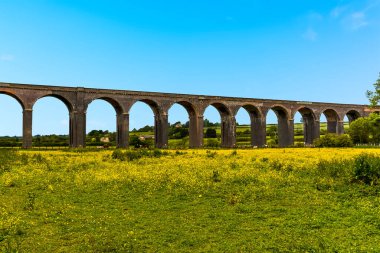 İngiltere, Seaton 'dan Harringworth demiryolu viyadük manzarası.