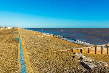 Sahil şeridi boyunca Aldeburgh, Suffolk 'a doğru bir manzara.