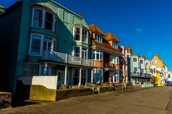 Uma Vista Edifício Brilhantemente Colorido Beira Mar Aldeburgh Suffolk — Fotografia de Stock