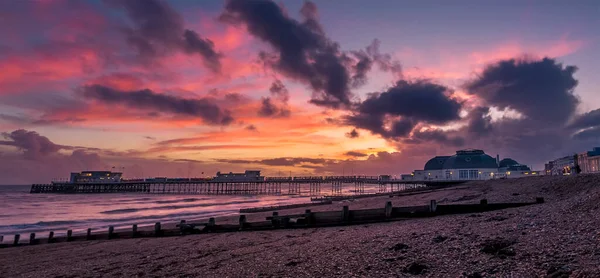 イギリス サセックスのWorthingで海岸と海の上に燃える夕日が表示されます — ストック写真