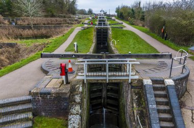 Bir kış günü İngiltere 'nin Foxton Locks kentindeki 10 kilide bakan bir manzara